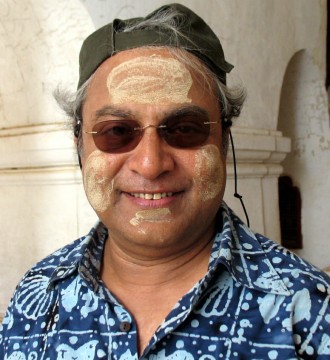 এক বার্মিজ মেয়ে হঠাৎ মুখে লাগিয়ে দিয়েছিল পারম্পরিক রোদ আটকানোর প্রলেপ 'তানাখা' ; মান্দালয়, মিয়ানমার, নভেম্বর ২০০৭ 
A Burmese girl suddenly painted my face in a few quick strokes with their traditional natural sun lotion 'Tanakha' in Mandalay, Myanmar in November,2007