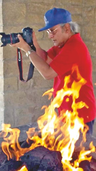 আজারবাইজানের রাজধানী বাকু থেকে মাত্র ৩০ কিলোমিটার এগিয়ে অতি প্রাচীন অগ্নিমন্দির । হাজার বছর আগে ভারত থেকে তীর্থযাত্রীরা হেঁটে দুর্গম মরুপ্রান্তর পার হয়ে এই অগ্নি উপাসকদের মন্দিরে আসতেন ।
The ancient fire temple is only 30 km away from Baku, the capital of Azerbaijan. Thousands of years ago, pilgrims from India used to walk across inaccessible deserts to visit the temple.