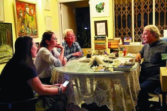 মেন্দ উয়ো, তাঁর কন্যা ও দুভাষী সচিব । বিমানবন্দর থেকে সোজা আমাদের গৃহে |
With Mend Ooyo, his daughter and bilingual secretary. Straight from the airport to our house.