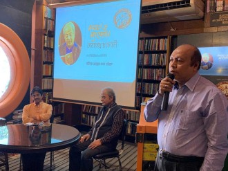 অমরেন্দ্র চক্রবর্তীর সাহিত্যকৃতি নিয়ে বিশদে বলছেন বাংলাদেশের বহুপুরস্কৃত কবি ও সাংবাদিক রাশেদ রউফ। ডানদিকে কবি-ঔপন্যাসিক-সাংবাদিক ওমর কায়সর; বাতিঘর, বাংলাদেশ, ২৯/১১/২০১৯ ।
Eminent poet and journalist Rasher Rouf speaks about the works of Amarendra Chakravorty; author and journalist Omar Kaiser seated next to Amarendra Chakravorty; Batighar, Bangladesh, 29/11/2019 