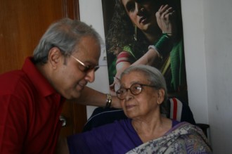 মহাশ্বেতা দেবী এবং অমরেন্দ্র চক্রবর্তী
With Mahasweta Devi   