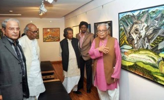 শঙ্খ ঘোষ, অলোকরঞ্জন দাশগুপ্ত, দেবেশ রায়, গৌতম ঘোষ এবং অমরেন্দ্র চক্রবর্তী 
With Sankha Ghosh, Alokranjan Dasgupta, debesh Ray and Gautam Ghosh 