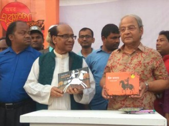 শামসুজ্জামান খান এবং অমরেন্দ্র চক্রবর্তী 
With Shamsujjaman Khan 