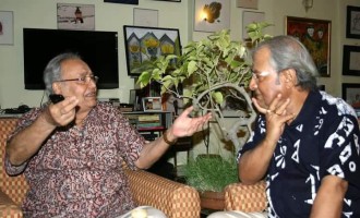 সৌমিত্র চট্টোপাধ্যায় এবং অমরেন্দ্র চক্রবর্তী 
With Soumitra Chattopadhyay 