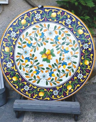 পথচলতি একটা ফ্যাক্টরী পেয়ে ছবির লোভে ঢুকে পড়লাম । পোসিটানোর সেরামিক শুনলাম প্রথমে পাথর পুড়িয়ে নিয়ে সৃষ্টি করে । পাথর পোড়ানোর কোথায় একটু খটকাই লাগল । তবে পাথর-রহস্য আর কতটুকুই বা জানি ! হাতে নিয়ে দেখছি ভারীও খুব ।
