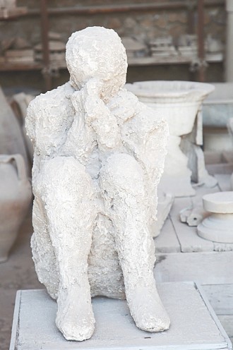 ইতালির ভিসুভিয়াসের অগ্ন্যুৎপাতে শ্বাস নেওয়ার চেষ্টার অবসানে এই ভঙ্গিতেই মারা গিয়েছিলেন এই পম্পেইবাসী। প্লাস্টার অব প্যারিসে তারই প্রতিমূর্তি।
This Pompeian died in this position after trying to breathe during the eruption of Mount Vesuvius in Italy. This plaster of Paris sculpture represents that last moment. 